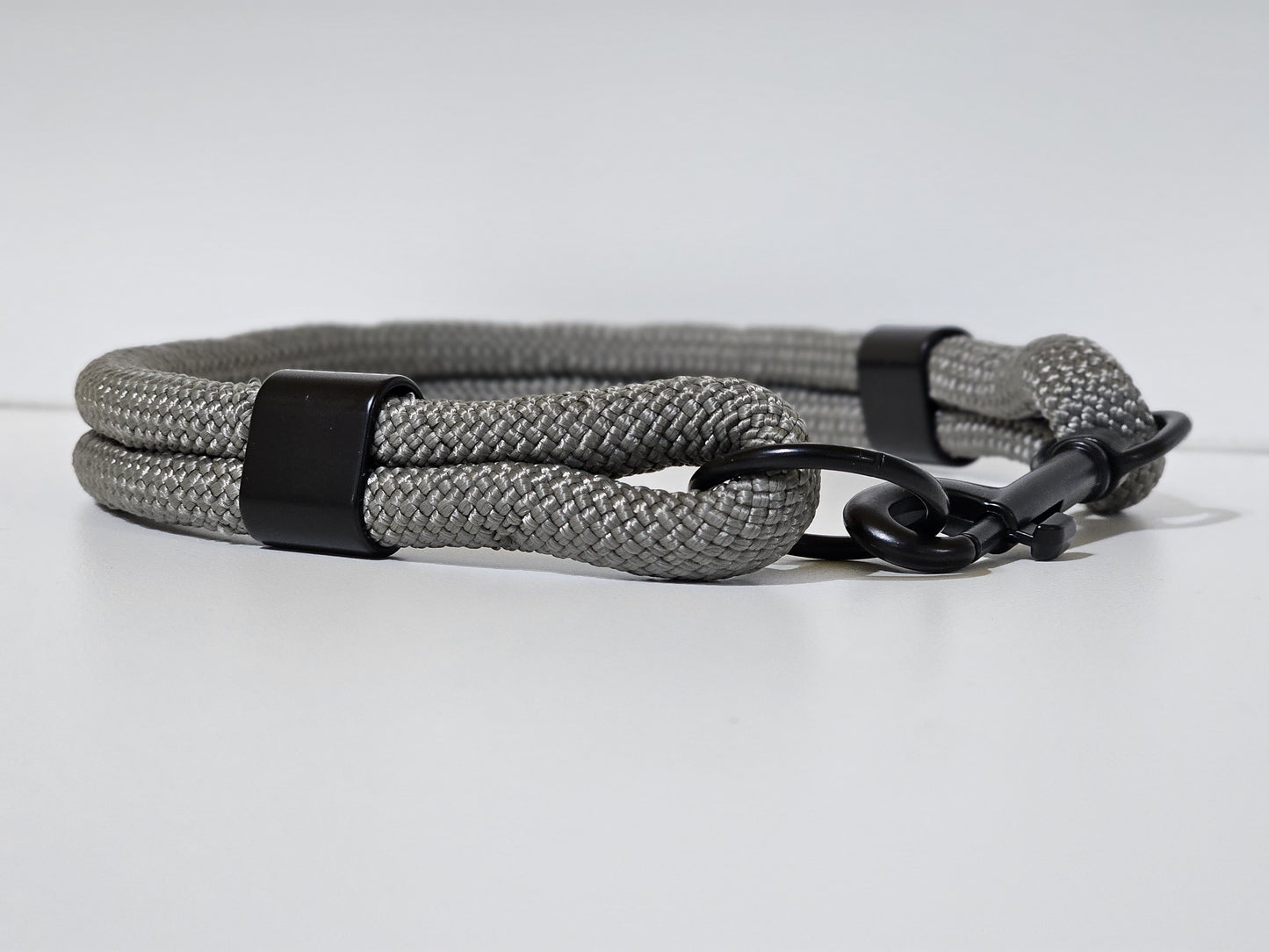 Tau Premium Halsband | 8mm | Bolzenhacken & Seilschlaufe | grau / schwarz