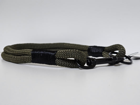 Tau Premium Halsband | 8mm | Bolzenhacken oliv / schwarz
