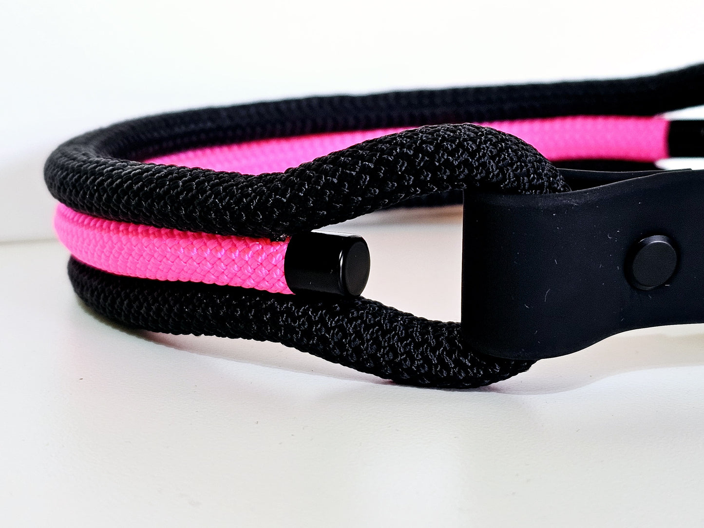 Tau Premium Halsband TRIO - Biothane Verschluss Stück | 10mm / 25 mm | schwarz / schwarz / pink