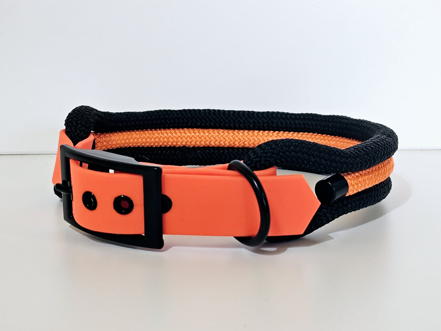 Tau Premium Halsband TRIO - Biothane Verschluss Stück | 10mm / 25 mm | schwarz / schwarz / orange
