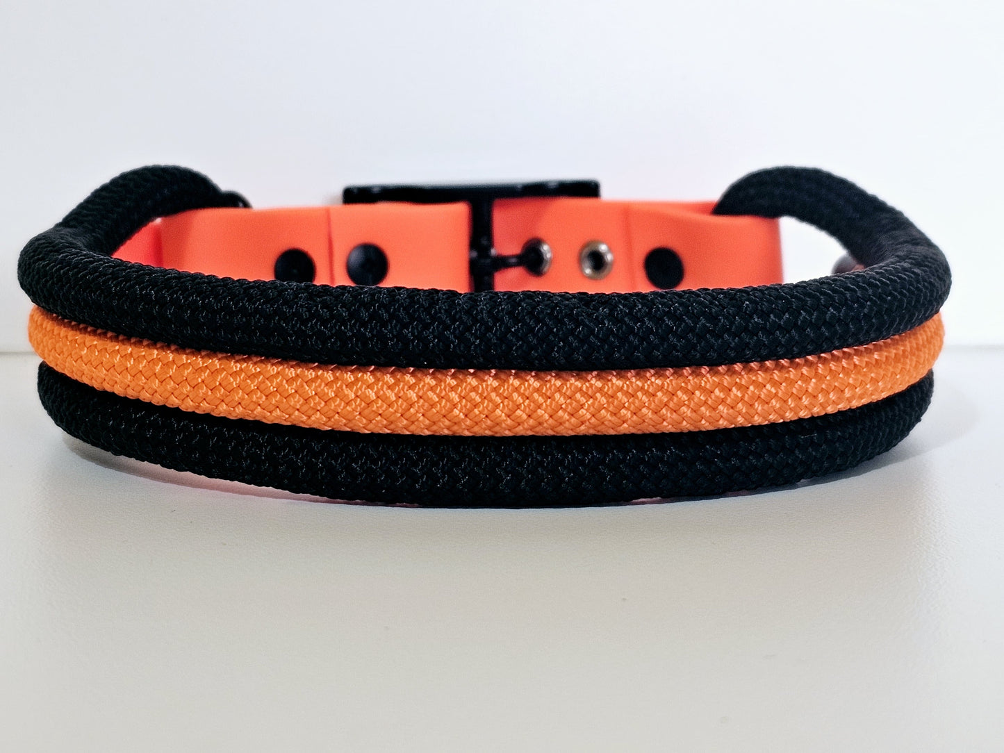 Tau Premium Halsband TRIO - Biothane Verschluss Stück | 10mm / 25 mm | schwarz / schwarz / orange