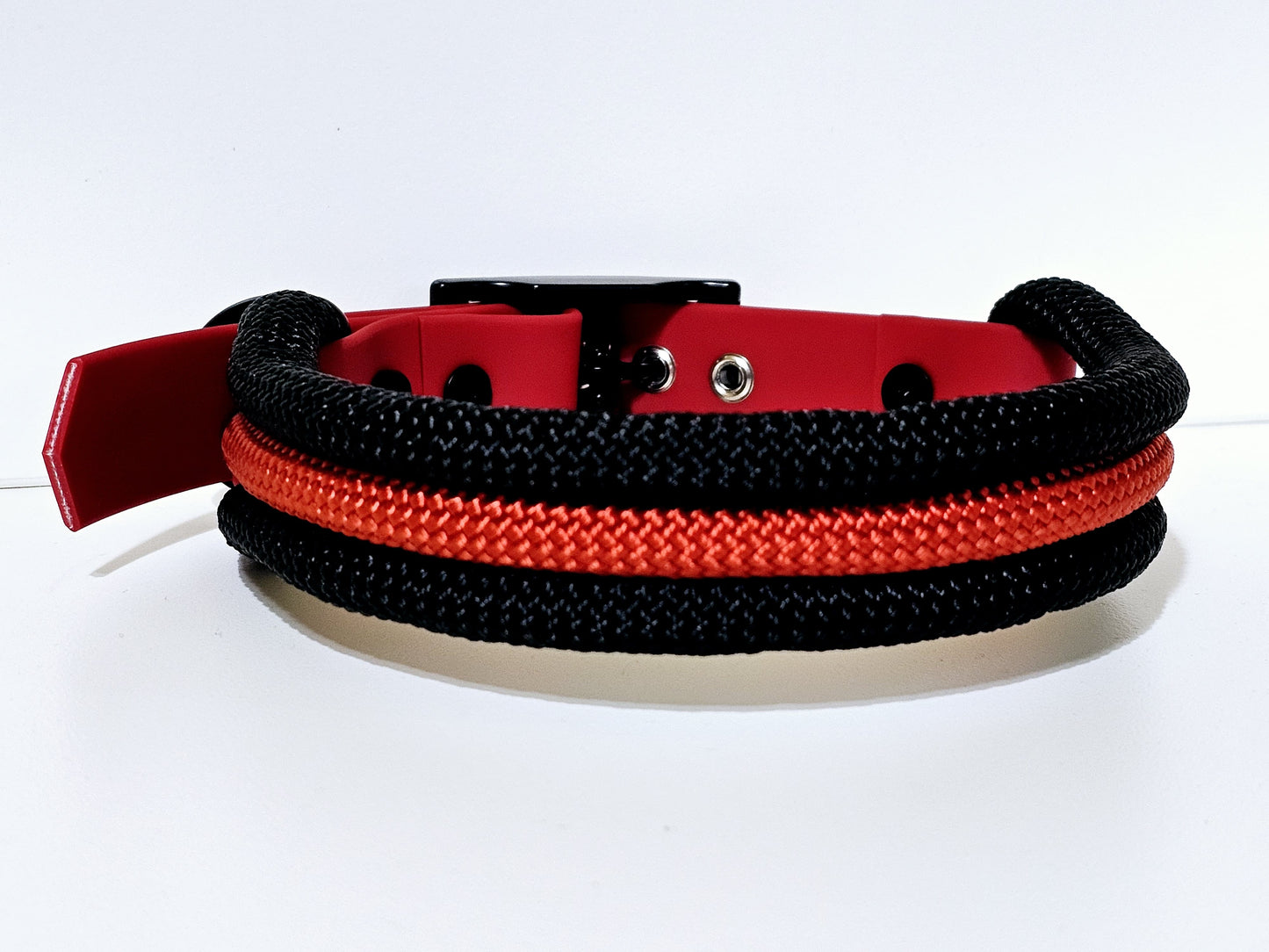 Tau Premium Halsband TRIO - Biothane Verschluss Stück | 10mm / 25 mm | schwarz / schwarz / rot